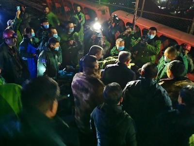 现场视频丨黑龙江七台河鹿山煤矿矿震第一名被困人员升井