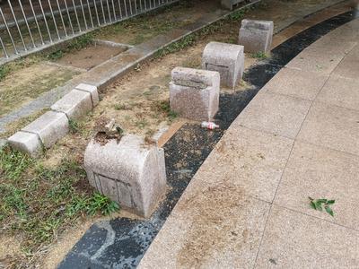 记者在现场|公园部分座椅缺座面  市民急盼维修