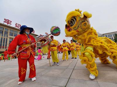 舞龙舞狮还有舞蛤蜊？青岛国庆民俗节目“有故事”