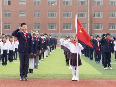 西海岸新区衡山路小学举行了一场别样的入队仪式