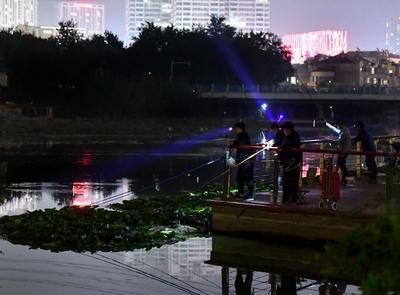 秋风里的惬意 李村河成了夜钓好去处