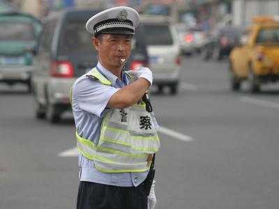 市委市政府发出决定：在全市深入开展向李涌同志学习活动