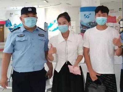 “青岛的警察，真棒！”湖南情侣游玩丢包，民警兵分两路帮找回
