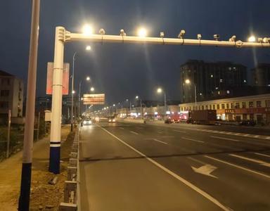 路灯亮了，人心暖了