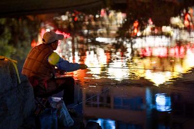 秋风里的惬意 李村河成了夜钓好去处