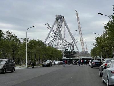 福州一在建摩天轮轰然倒塌，伤亡情况尚不清楚