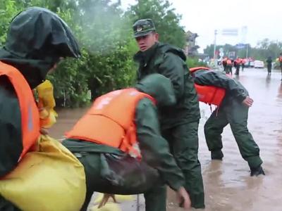 山西遭遇连日强降雨！武警官兵紧急驰援