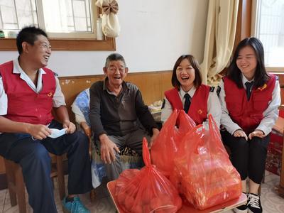 和空巢老人共同学习垃圾分类！“青岛爱心陪伴”开展重阳节主题陪伴活动