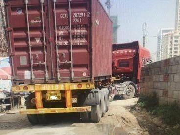 女子被大货撞伤无钱医治，救助基金垫付十万元抢救费