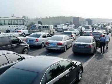 全国高速公路返程流量逐步增加，预计今日午后将出现集中返程车流