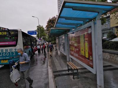 记者在现场·回访ￜ候车亭棚顶已换新 污渍未清遭“差评”