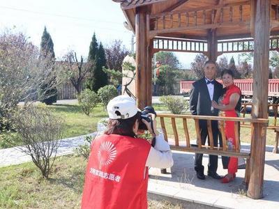 重阳节免费为老人补拍婚纱照，美丽乡村变身流动摄影棚