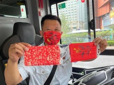 我们的节日 | 移动的红色风景线！青岛公交车辆“换新装”喜迎国庆  