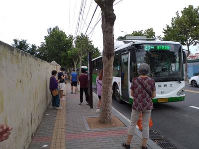 记者在现场｜与候车厅“分家”  公交站台设置引市民吐槽