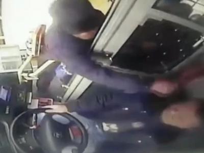 辽宁本溪一乘客持铁锤打伤公交司机，警方通报来了