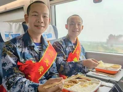 李沧双胞胎兄弟齐参军