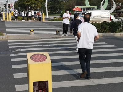 闯红灯给城市文明“打了折”  