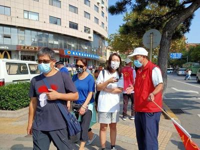 维持秩序、服务游客、关爱老人……国庆假期，青岛志愿者传递城市温度