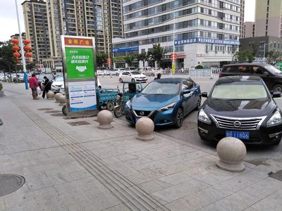 记者在现场｜公交站成“停车场” 乘车堵路存隐患