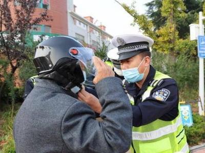 8000顶“爱心头盔”免费发放，莱西交警持续开展“一盔一带”守护行动！