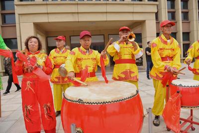 舞龙舞狮还有舞蛤蜊？青岛国庆民俗节目“有故事”