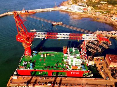 我国首艘浅水坐底打捞工程船“德浮1200”在海西重机码头顺利发运