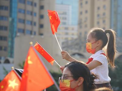 心潮澎湃！青岛国庆节升国旗仪式太燃啦