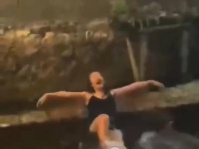游客穿泳装在丽江古城石榴井戏水，辩称酒后失控