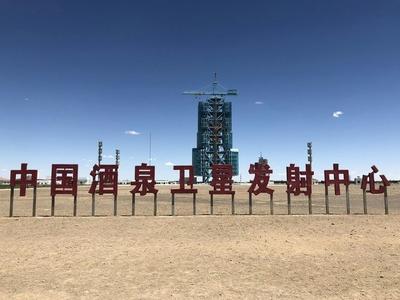 酒泉卫星发射中心发射塔架旁有一棵“树坚强”，已陪伴中国航天人24年