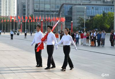“同升一面旗”为祖国庆生 青岛地标奥帆中心国旗飘扬