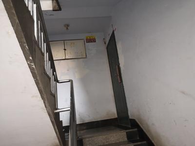 吐槽吧·回访|楼道小广告已清理 业主呼吁修缮单元门