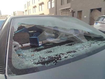 记者在现场|“僵尸车”扎堆马路边  玻璃被砸车胎干瘪