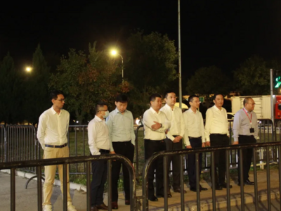 因空姐深夜等车被冻得“瑟瑟发抖” ，海航控股8名高管集体“罚站”