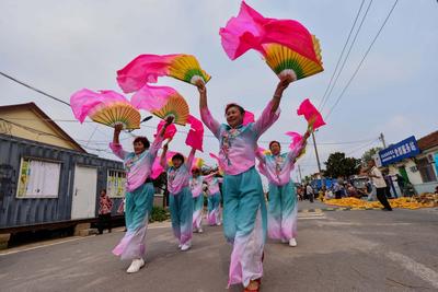 舞龙舞狮还有舞蛤蜊？青岛国庆民俗节目“有故事”