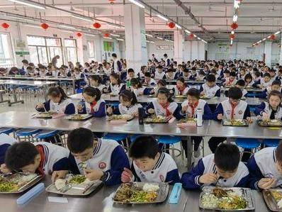 山西一学校学生稀饭中发现死老鼠，官方：已立案，罚10万元
