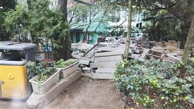 曝光台 | 器材破损严重、喷泉满是污水......休闲广场看上去不美，玩起来不爽