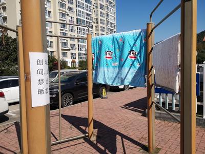 记者在现场|健身器材成晾晒架 健身区成晾晒区