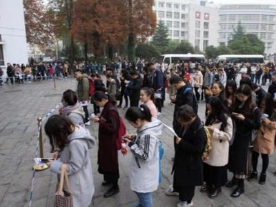 公务员招录更重基层：鼓励到一线 设最低服务年限
