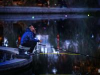 秋风里的惬意 李村河成了夜钓好去处