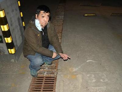 盗窃雨水篦子，被抓时躲在高楼空调外机上