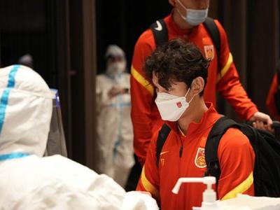 国足抵达苏州驻地酒店，开始按照防疫规定进行集中隔离