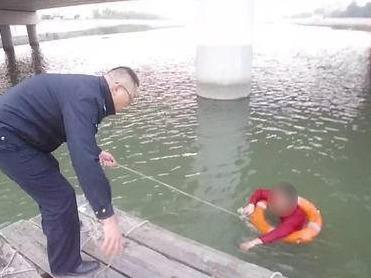 欠债压力大，男子跳河轻生！110民警紧急救回