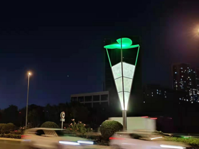 海尔路跨海大桥出口现“朵朵灯花升起，引领帆船归航”景观