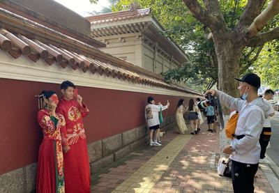 国庆假期首日，青岛老城胜景吸引大批游客