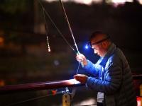 秋风里的惬意 李村河成了夜钓好去处