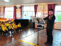 从小接受音乐熏陶，栖霞路幼儿园举行“音乐大师进课堂”活动