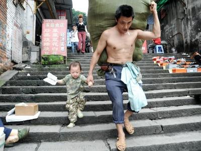 这张照片曾火遍全国，如今他的故事比照片更动人