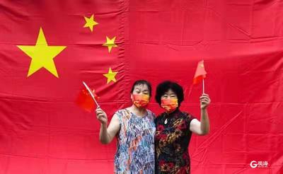 国庆节，青岛这个回迁安置小区掀起和国旗合影热潮