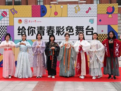 给你青春彩色舞台，青岛九中“缤纷社团”纳新嘉年华活动举行