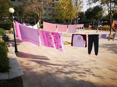 记者在现场|公共区域扯绳晾晒 业主休闲空间被占